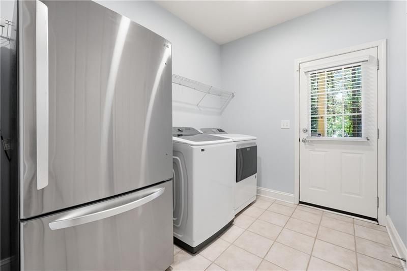 Building Photo - 3655 E Paces Walk