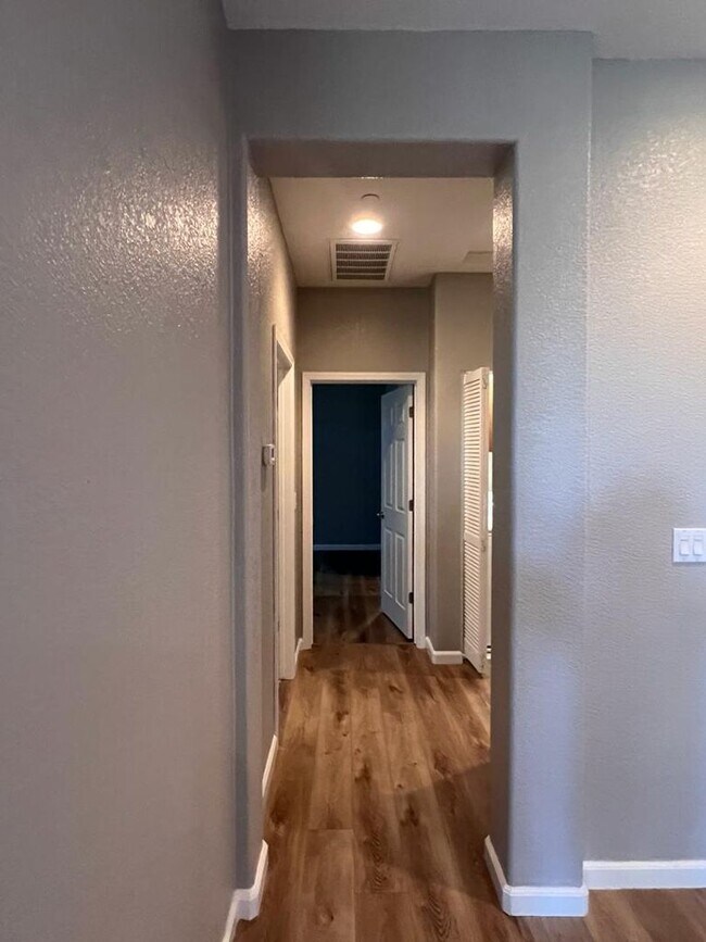 Building Photo - 427 Anchor Ln