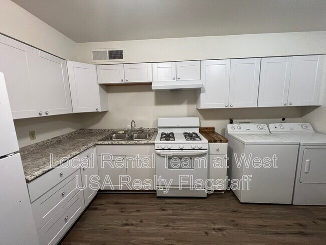 Building Photo - 2219 E Dortha Ave
