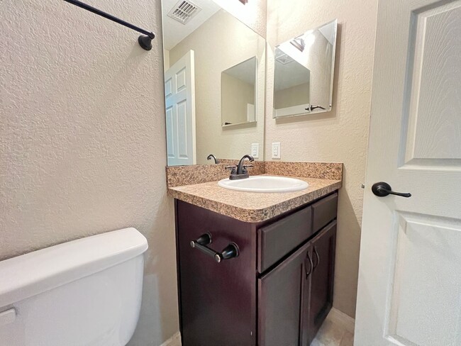 Building Photo - WONDERFUL 3 Bedroom, 2 Bathroom Home in Oc...