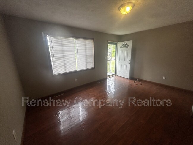 Building Photo - 109 McLin St