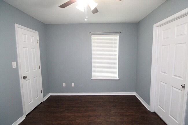 Building Photo - Private Cul-de-Sac Living — 3BR Home Featuring Open Layout, Wooded Backyard Views & Stylish Updat...