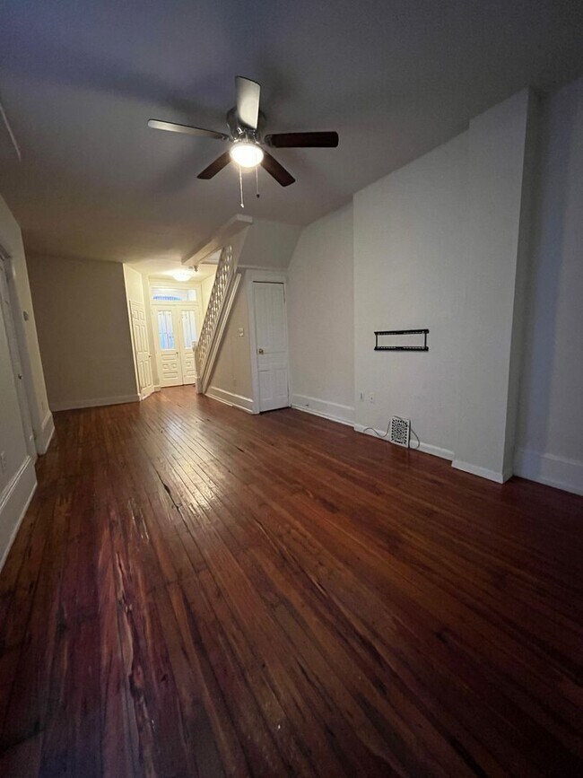 Building Photo - ???Spacious 4 Bedroom 1.5 Bath house locat...