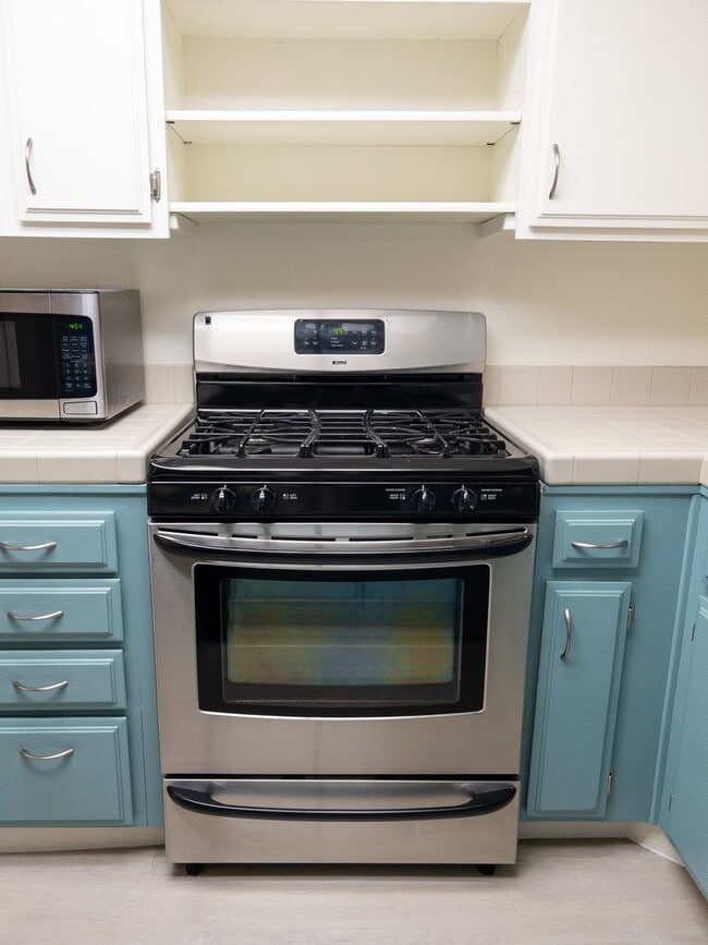 Building Photo - Large 2bed/ 2 bath corner unit in the heart of Silverlake with Hot Tub, Pool, Gated Parking and P...