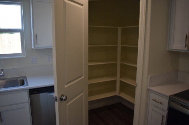 Building Photo - 641 Marshall Ln