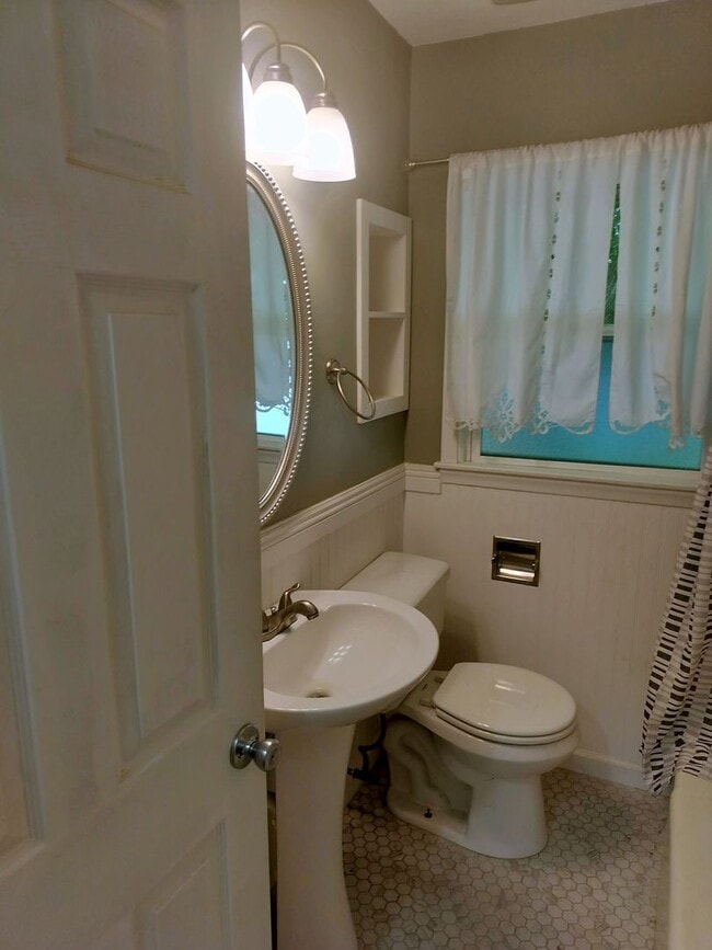 Building Photo - Charming 2-Bedroom Upper Duplex Unit in Ogden!