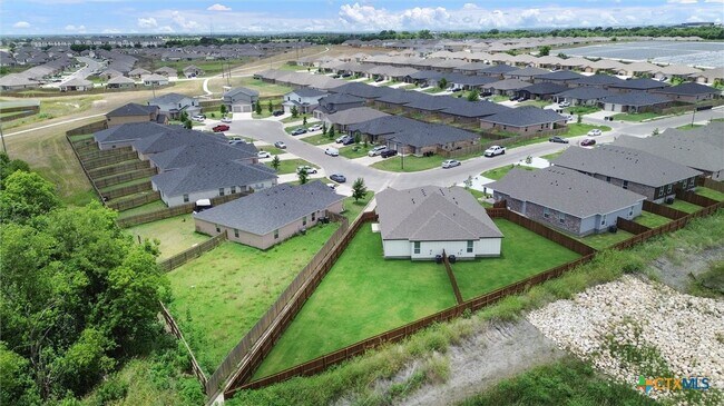 Building Photo - 1118 B Zora Dr