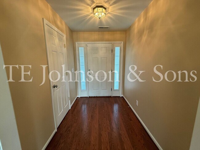 Building Photo - Charming 3-Bedroom Home with Modern Comfor...