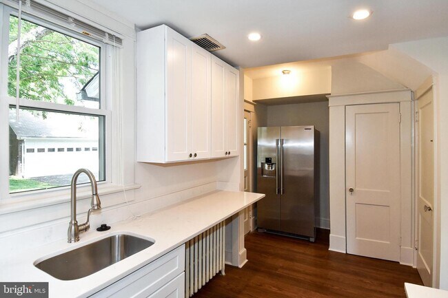 Building Photo - 633 24th St S