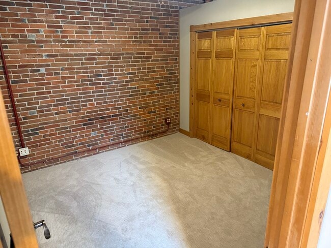 Building Photo - 109 2nd St S