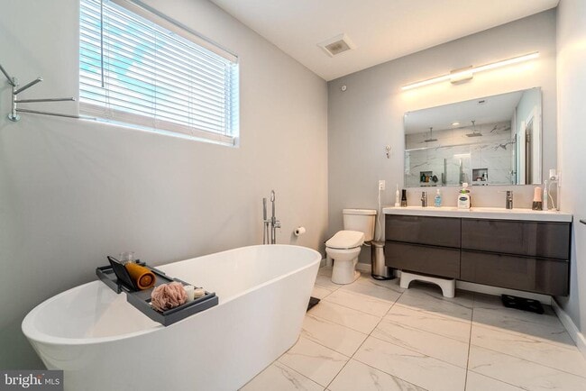 Building Photo - 617 McClellan St