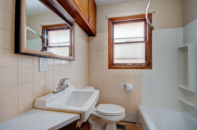 Building Photo - 323 S Hebbard St