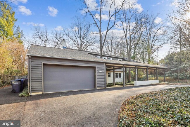 Building Photo - 6154 Beachway Dr