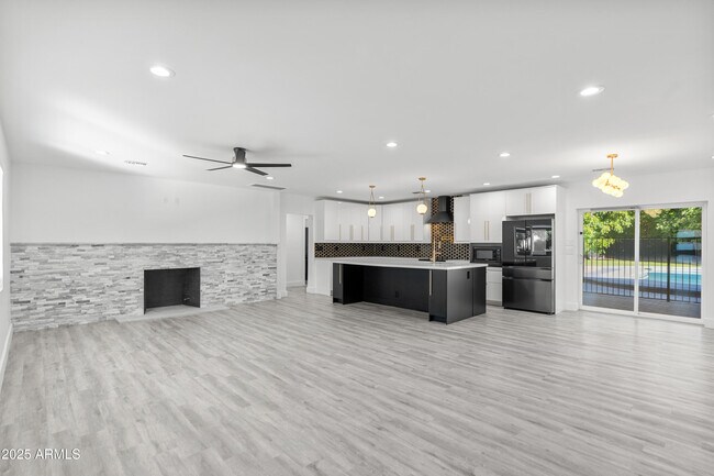 Building Photo - 2502 E Whitton Ave