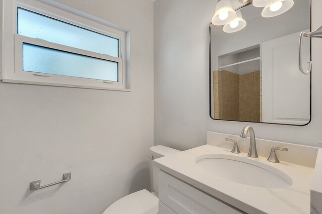 Building Photo - Modern Sarasota 3 Bedroom Home With Separa...