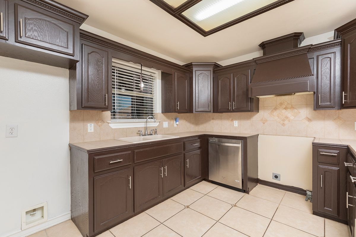 Building Photo - 210 Miranda Ln