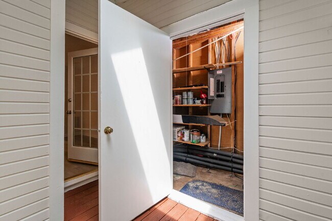 Building Photo - Stylish & Fully Updated 2-Bedroom Townhous...