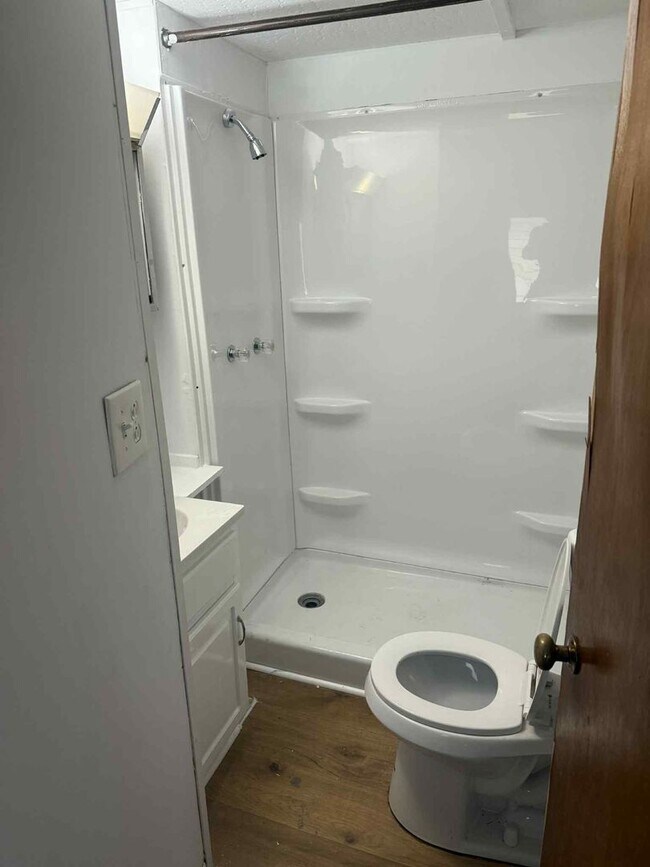 Building Photo - Charming 1 Bedroom