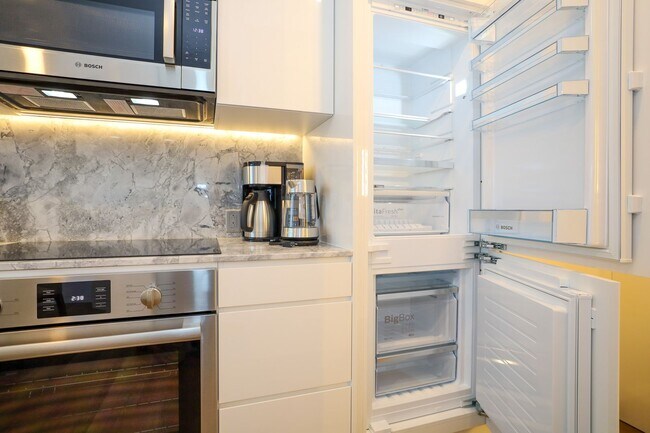 Building Photo - Aalii ocean view unit for rent, furnished and 1 free parking stall