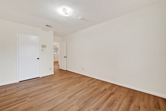 Building Photo - 9218 Rowan Ln