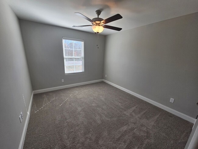 Building Photo - LUXURY TOWNHOME  IN THE CENTER OF MANCHESTER!