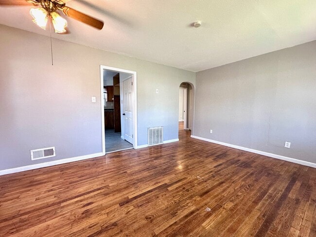 Building Photo - 1697 London