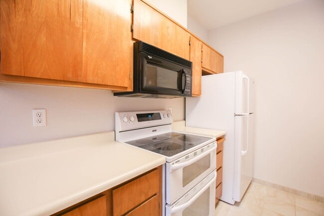 Building Photo - Richmond Marina Bay Condo In Gated Community