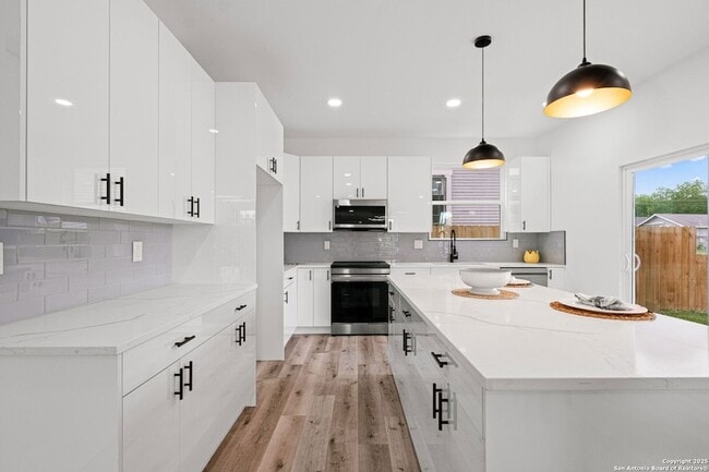 Building Photo - 420 Dreiss St