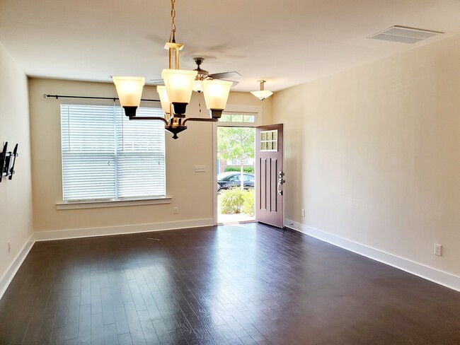 Building Photo - Beautiful townhouse close to uptown