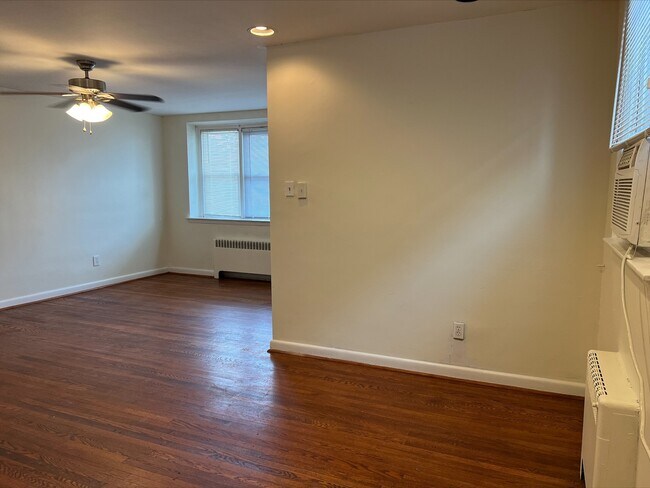 Living Room - 158 W Cheltenham Ave