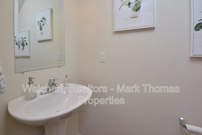 Building Photo - 100 Stratford Lakes Dr