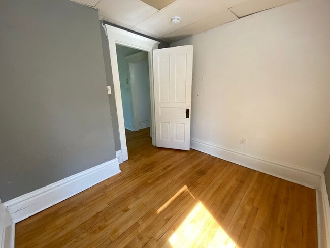 Building Photo - 920 E 5th St