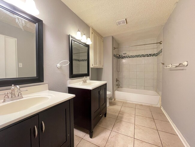 Building Photo - 1404 E Vardeman Ave