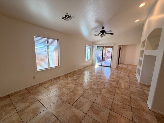 Building Photo - Spacious 3Bdm 2Ba Phoenix Home with *No Carpets* and *New Paint*