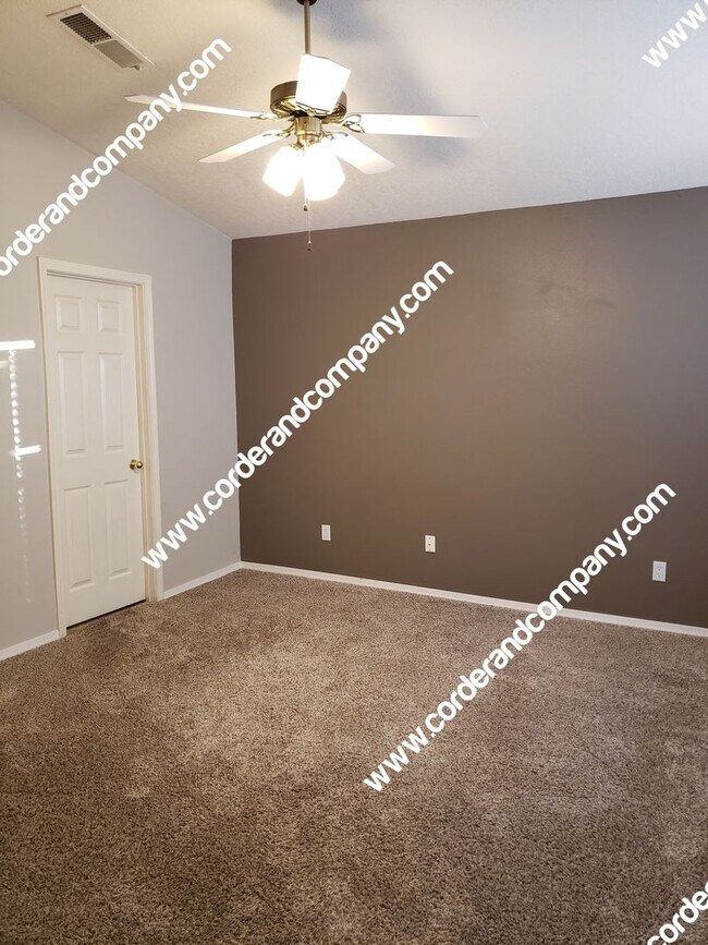 Building Photo - Beautiful 3 Bedroom, 2 Bathroom, 3 Car Gar...