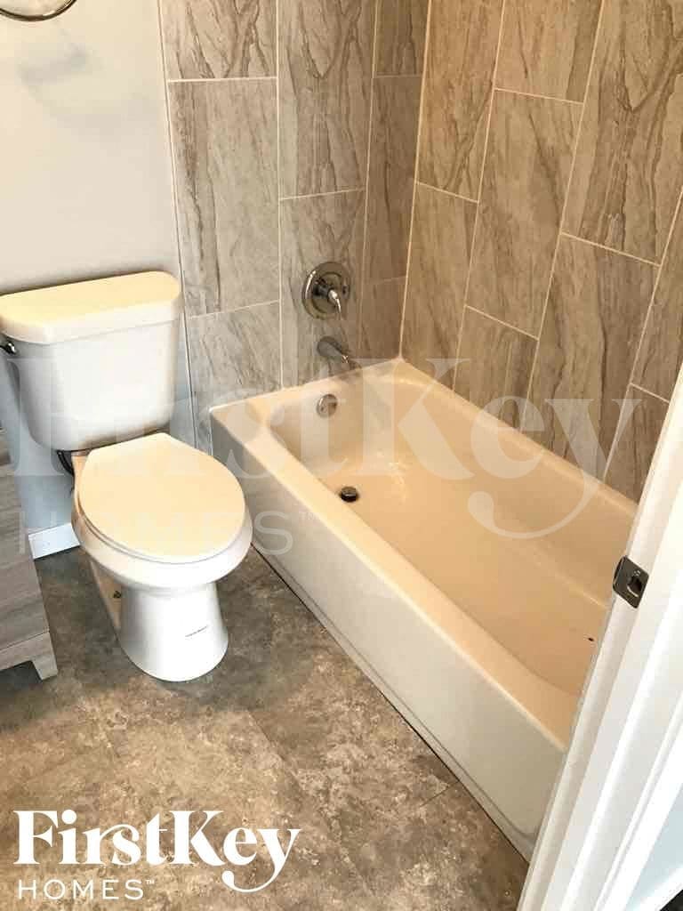 Building Photo - 7020 NE 51st Terrace