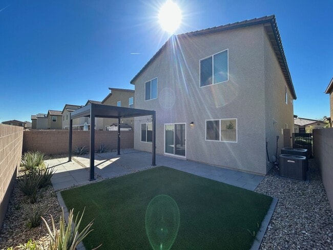 Building Photo - Gorgeous two-story home with 5 bedrooms and 3 bathrooms in a gated community