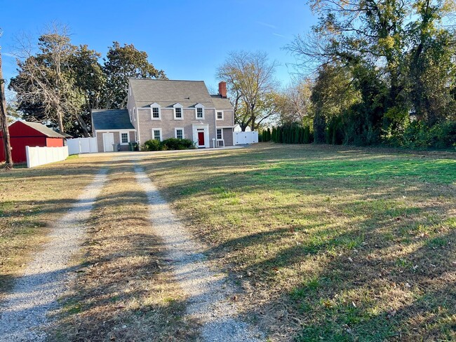 Building Photo - Beautifully renovated 4-bedroom, 2.5-bathr...