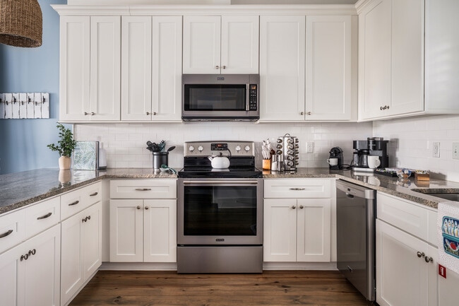 Building Photo - 105 W 7th St