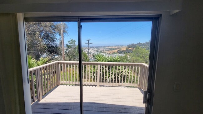 Building Photo - 2 bedroom/1 bath house with beautiful nort...