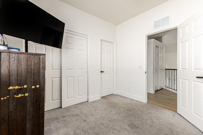 Building Photo - 2707 W Lamar Rd