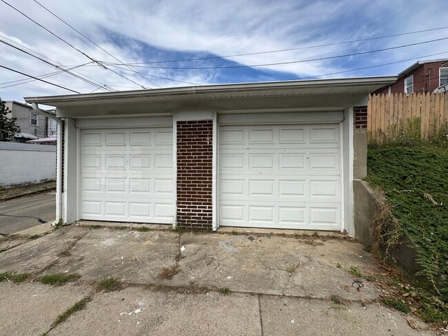 Building Photo - Large end of row 3 bedroom home located in...