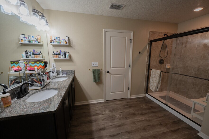 Building Photo - 10509 Laguna Plains Dr
