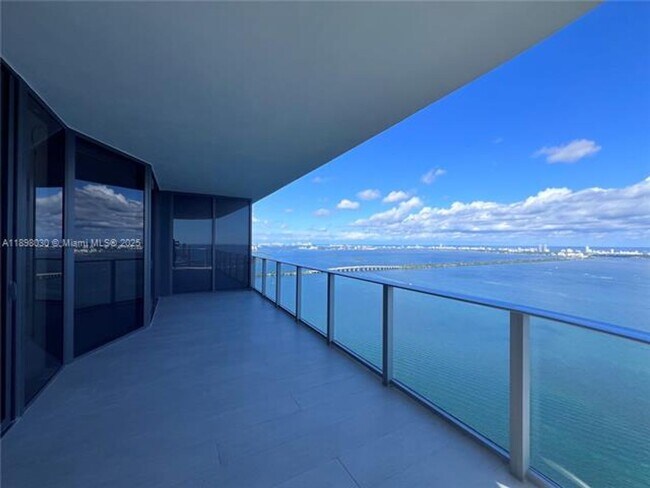 Building Photo - 700 NE 24th St