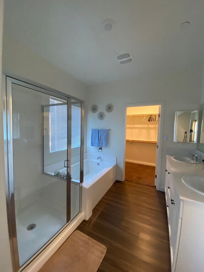 Building Photo - Welcome to the Best Deal in Town. Fully furnished 4 BD 2 BA house on a corner lot