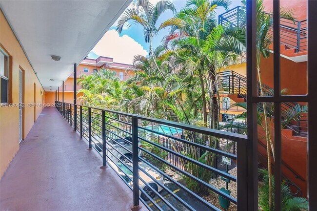 Building Photo - 365 NE 125th St