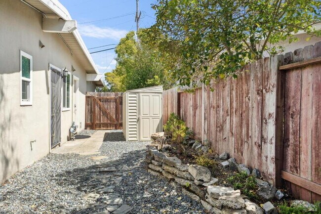 Building Photo - 53 Labrea Way