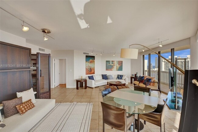 Building Photo - 2000 Island Blvd