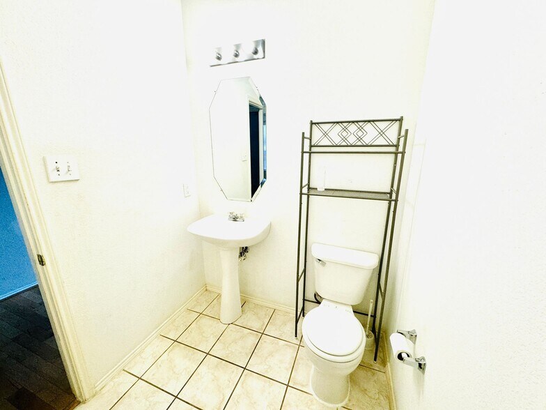 Powder room - 6713 Red Rock Trl