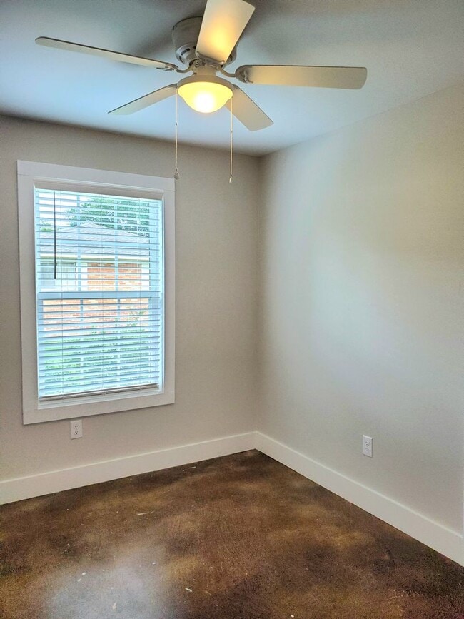 Building Photo - Great 3/2 home available in Elberta